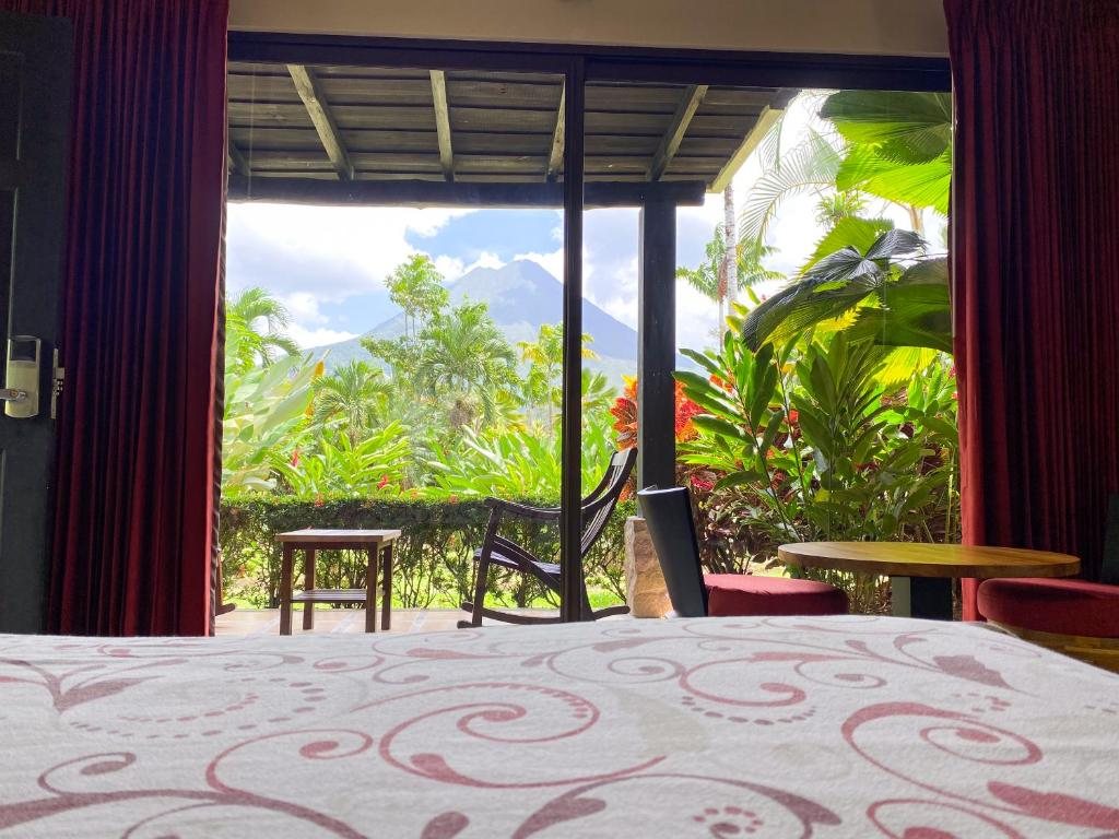 Arenal Manoa Hot Springs Resort — Volcano Room (1 king bed)