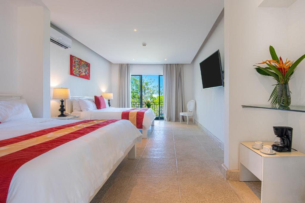 Shana by the Beach Manuel Antonio — Family Suite (2 king beds)