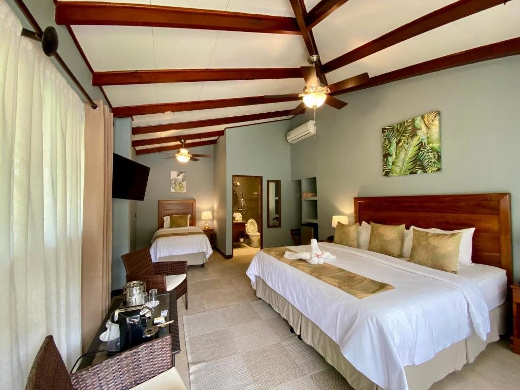 Hotel Playa Espadilla — Premium Triple Room (king + single)
