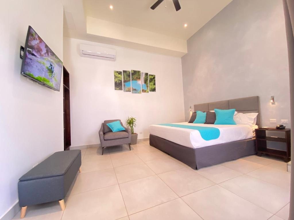 Hotel Naoz — King Room with Pool View