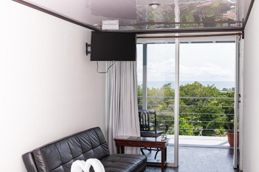El Faro Containers Beach Hotel — Standard Triple Room (king + sofa bed)