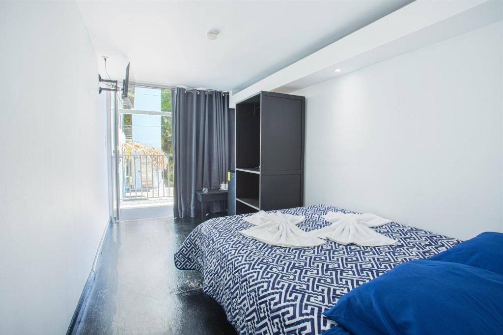 El Faro Containers Beach Hotel — Double Room with Pool View