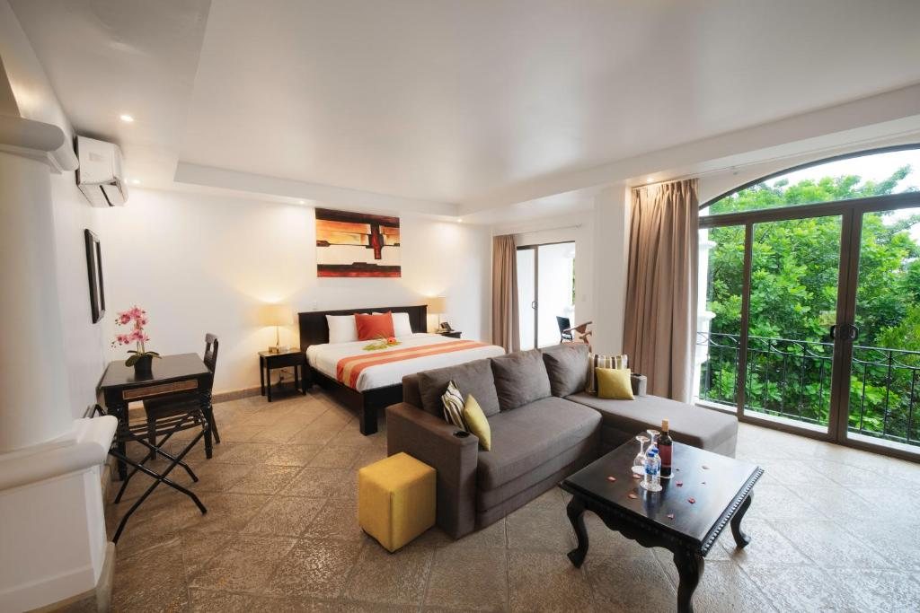 Shana by the Beach Manuel Antonio — Royal Room, Jungle View (king + sofa bed)