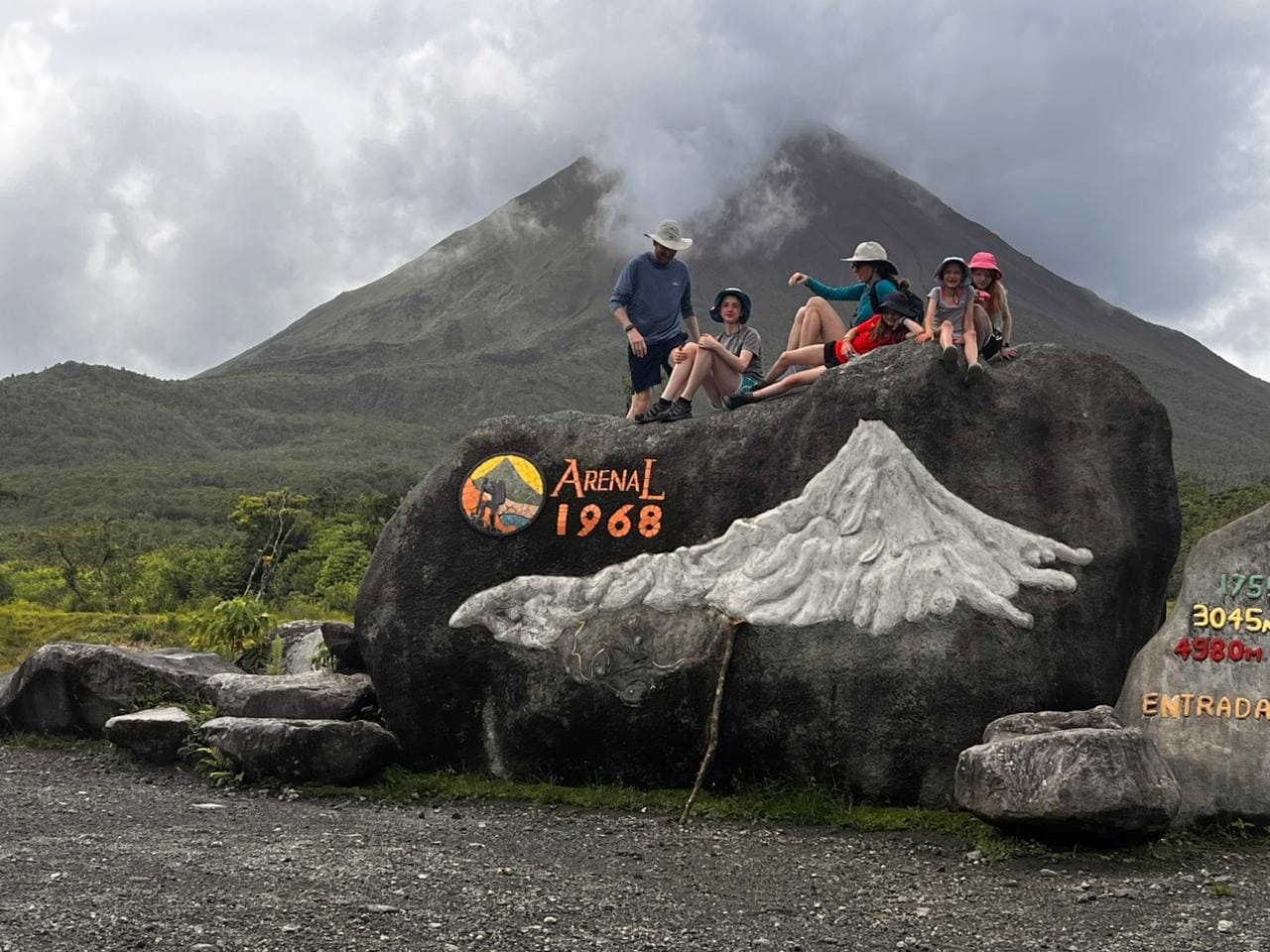 Guide explaining the 1968 eruption at the Arenal trail