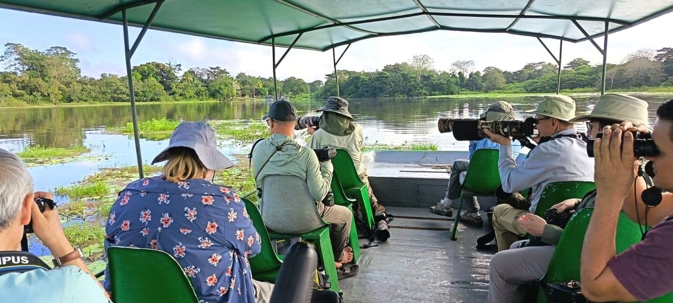Safari en bote de grupo pequeño con fotógrafos en el Río Frío — Refugio Caño Negro