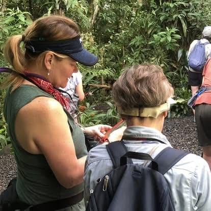 Observadores de aves revisando el dosel con telescopios cerca de La Fortuna