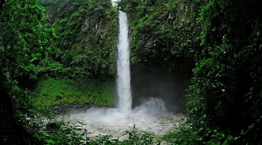 La Catarata de La Fortuna cayendo en su poza turquesa