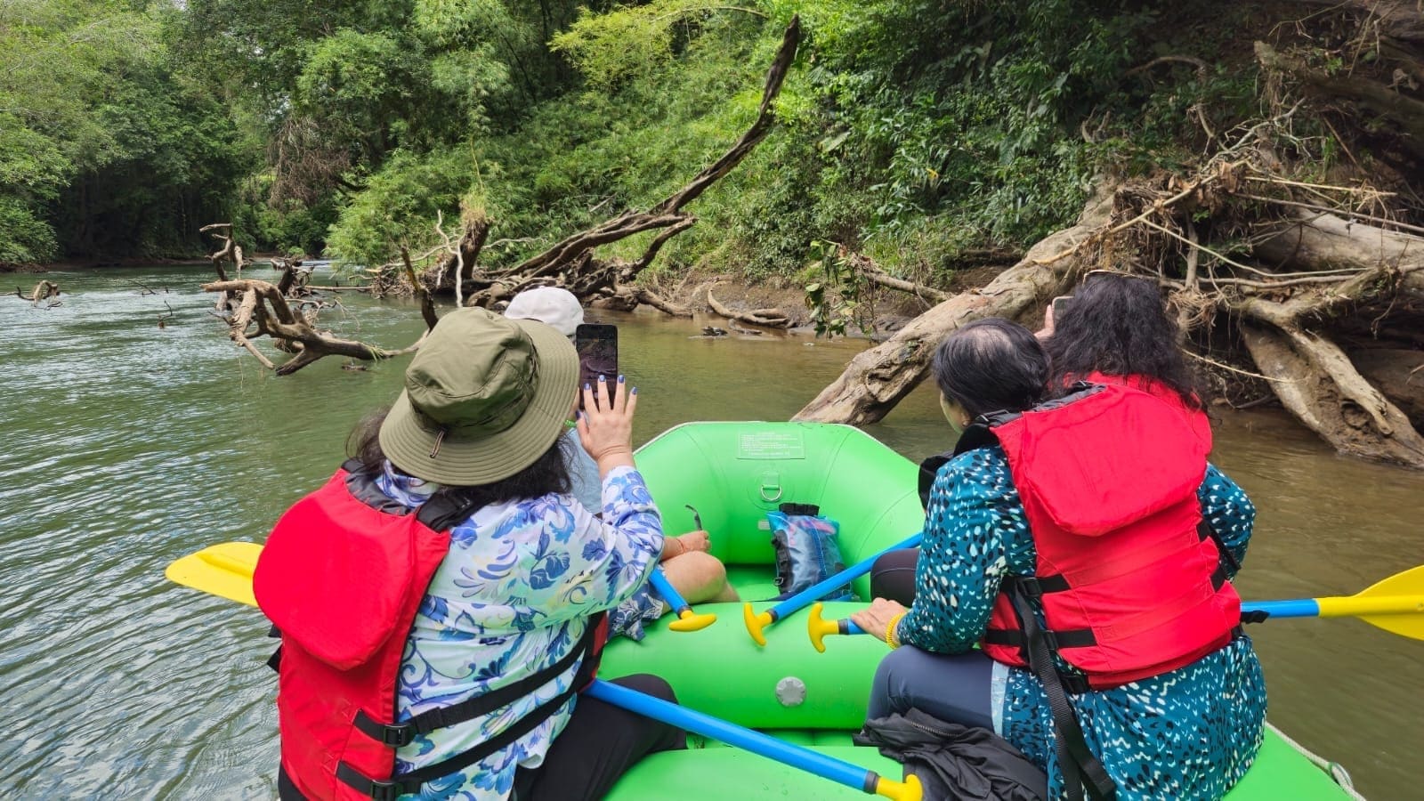 Birdwatching from a raft on the Peñas Blancas River tour